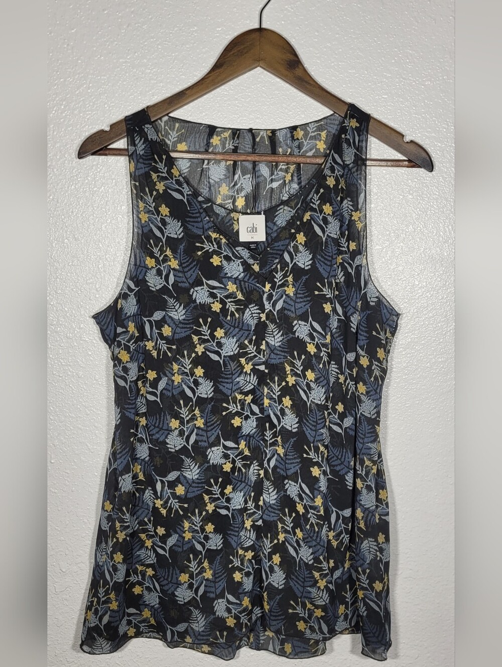 Cabi Womens Tank Top Style 3450 Fern Blouse Medium Sleeveless V Neck Blue Floral - Picture 2 of 8